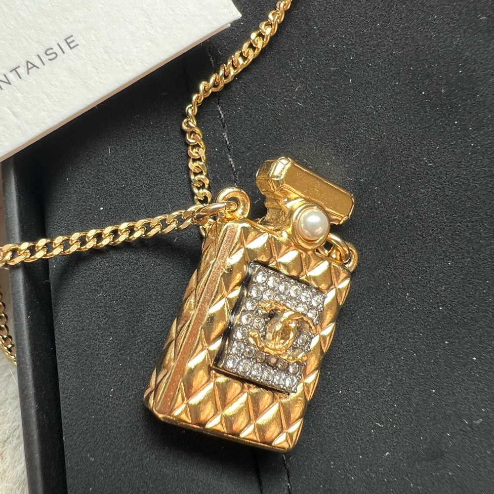 New authentic Chanel CC perfume bottle crystals faux pearl necklace Gold color - Picture 11 of 12